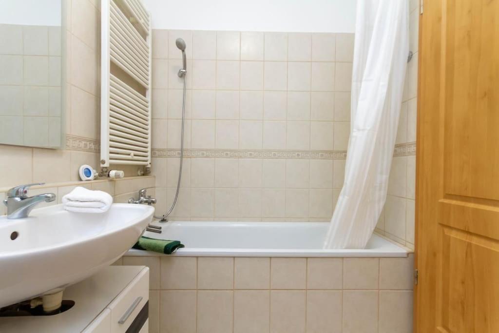 Apartament Gozsdu White Raven 3 - Terrace And Free Underground Parking Budapeszt Zewnętrze zdjęcie